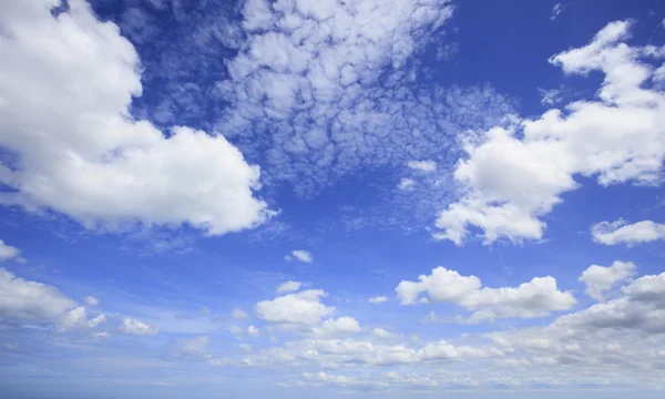 Krásnou modrou oblohu a bílé mraky s širokoúhlým objektivem fotoaparátu — Stock fotografie