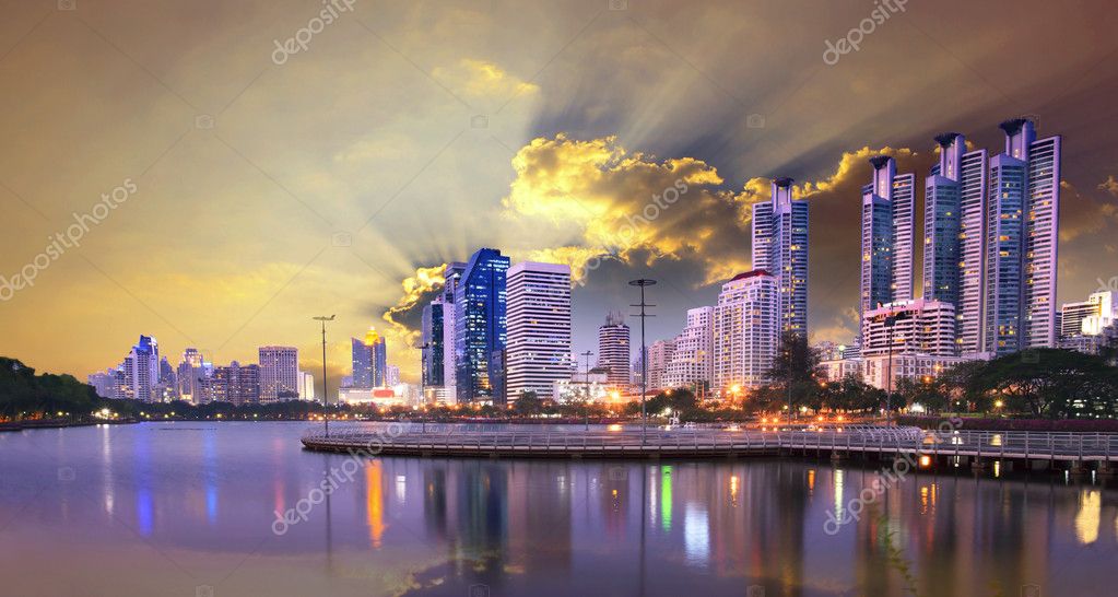 Langit gelap yang indah bangunan modern dan tanda 