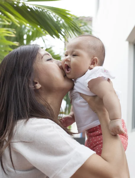 Mãe beijando em seu bebê uso bochecha para a maternidade e infantil i — Fotografia de Stock