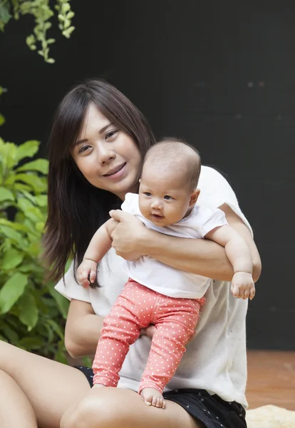 Matka líbání na tváři dítěte slouží pro mateřství a dítě jsem — Stock fotografie