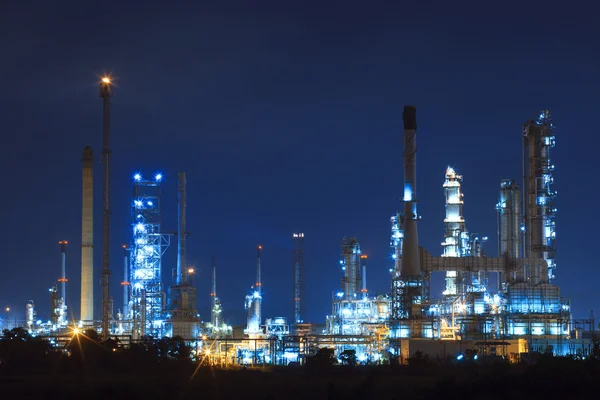 Paisaje iluminador de la refinería petroquímica en la industria pesada —  Fotos de Stock