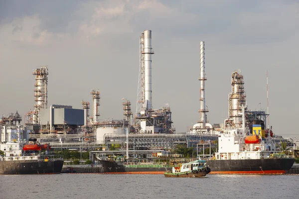 Refinaria de petróleo e navio-cisterna no porto em uso industrial pesado para e — Fotografia de Stock