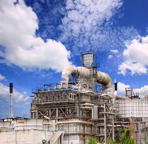 Большая труба на нефтехимическом заводе тяжелой промышленности — стоковое фото