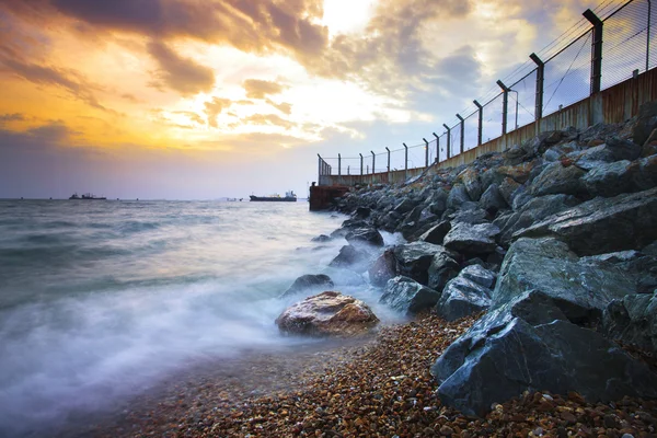 Paysage marin au barrage rocheux protection de la côte contre l'impact des vagues — Photo