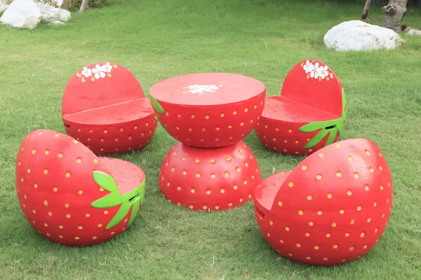 Conjunto de jardín de fresas rojas al aire libre patio escritorio sobre hierba verde f — Foto de Stock