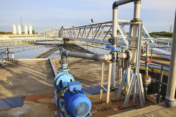 Grand réservoir d'approvisionnement en eau dans l'industrie du travail de l'eau métropolitaine pla — Photo