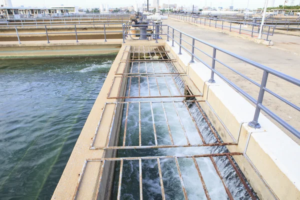 Puur en schoon water stroomt in waterwerken industrie estate — Stockfoto