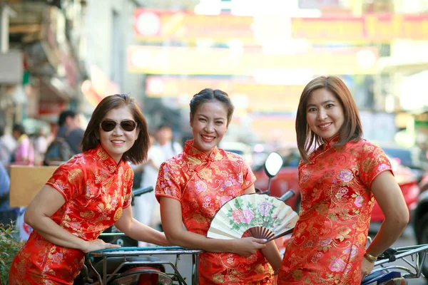 Три Азиатки Костюме Китайской Традиции Стоят Городе Бангкок — стоковое фото