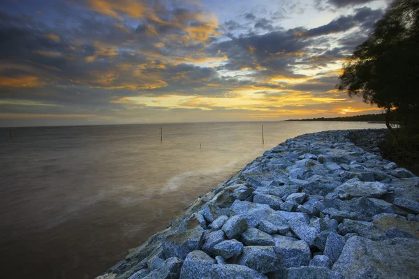 Sun set s rock dam moře pobřeží banka ochrana perspektivy linii — Stock fotografie