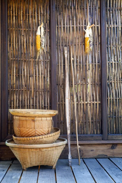 Thai bambus korb handarbeit mit holzwand ländliche heimat szene i — Stockfoto