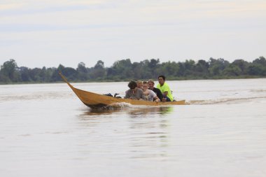 loas champasak-22 Kasım: Yerel long tail tekne m üzerinde ziyaretçi