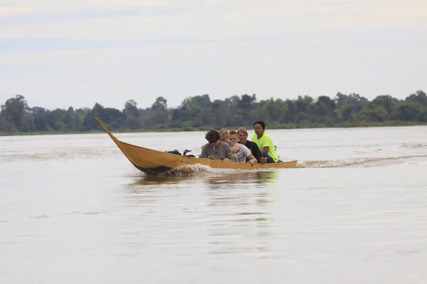 Champasak Loas-22 DE NOVIEMBRE: visitante en barco de cola larga local en M —  Fotos de Stock