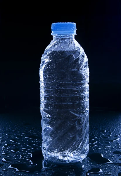 Fles water op zwart met verfrissing dauw gebruik voor drank en — Stockfoto