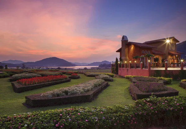 Chonburi thailand-januar 1: schöner dämmeriger himmel am silbersee — Stockfoto