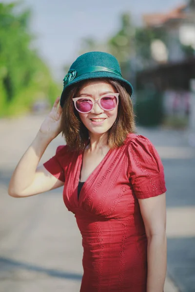 Asina Mujer Vistiendo Traje Rojo Con Sombrero Verde Toothy Sonriendo — Foto de Stock