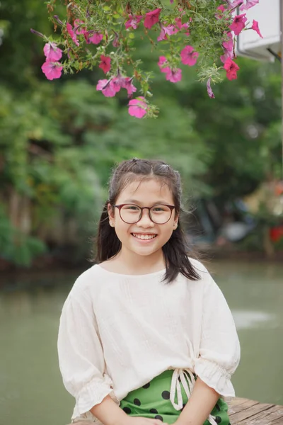 Asiatiska Barn Toothy Leende Ansikte Med Glädje Utomhus — Stockfoto