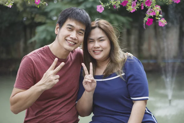 Asiatische Paare Signieren Sieg Mit Glücklich Lächelndem Gesicht — Stockfoto