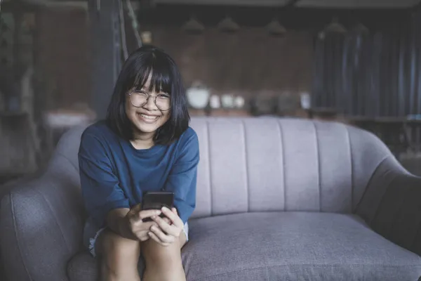 Asiático Adolescente Toothy Sonriendo Celebración Smartphone Mano —  Fotos de Stock