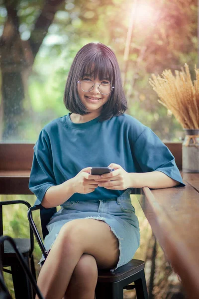 Asijské Teenager Držet Chytrý Telefon Ruce Úsměvem Štěstí — Stock fotografie