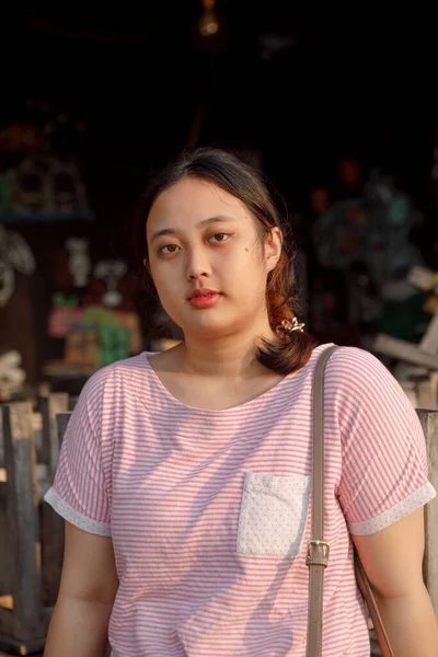 Портрет Молодой Азиатки Стоящей Открытом Воздухе — стоковое фото