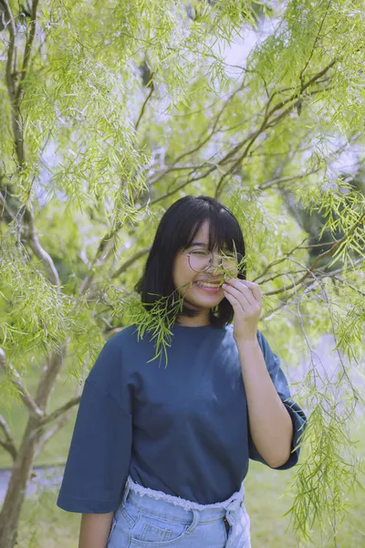 Asiatischer Teenager Steht Unter Grünen Baumblättern — Stockfoto