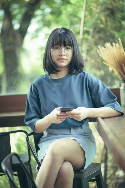 Asijské Teenager Smartphone Ruce Při Pohledu Eyecontact Kameru — Stock fotografie