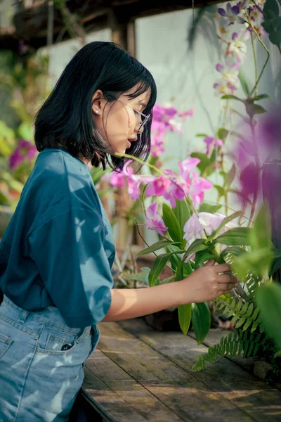 Asijské Teenager Výsadba Krásný Orchidej Květ Zahradě — Stock fotografie
