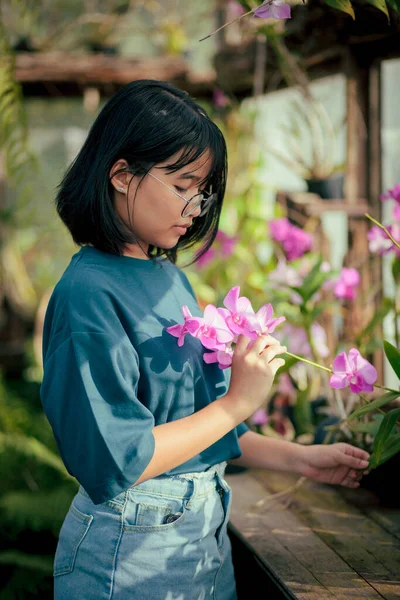 Asijské Teenager Postarat Orchidej Květiny Zeleném Domě — Stock fotografie
