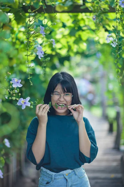 Asiatischer Teenager Spielt Grünen Naturpark — Stockfoto