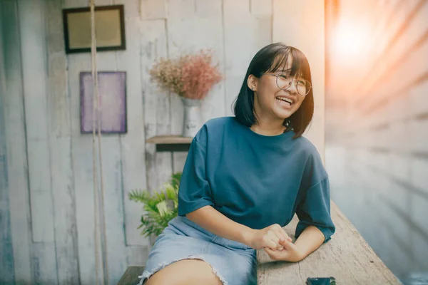 Azjatycki Nastolatek Śmieje Się Szczęśliwy Twarz Żywy Kawiarnia — Zdjęcie stockowe