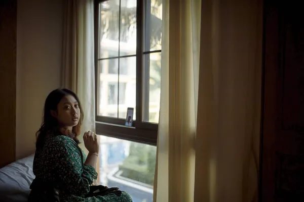 Asijské Žena Sedí Vedle Okna Smartphone Video Hovor Zapnout — Stock fotografie