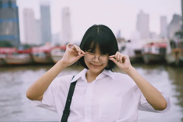 Disparo Cabeza Alegre Adolescente Asiático Con Gafas Pie Aire Libre — Foto de Stock