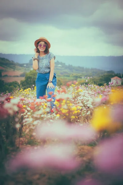 Szczęśliwa Kobieta Stojąca Pięknym Kwitnącym Polu Kwiatów — Zdjęcie stockowe