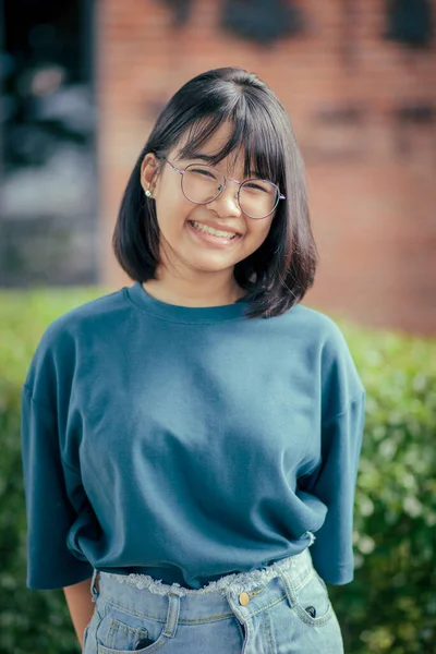 Asiatische Teenager Zahm Lächelndes Gesicht Freien Stehen — Stockfoto