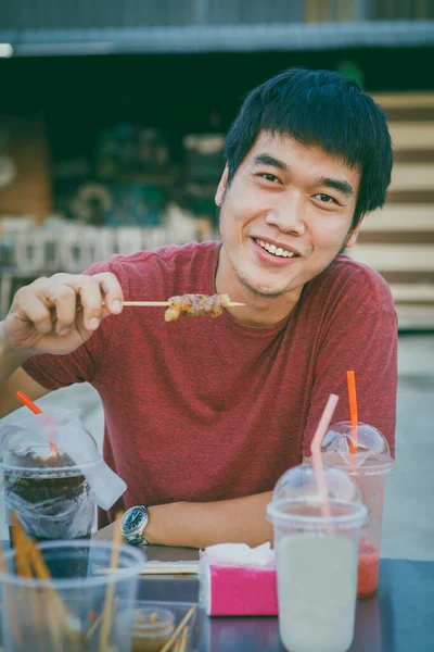 Aziatische Man Eten Barbecue Met Geluk Gezicht — Stockfoto
