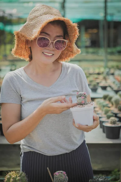 Donna Dentata Sorridente Che Tiene Mano Vaso Cactus — Foto Stock