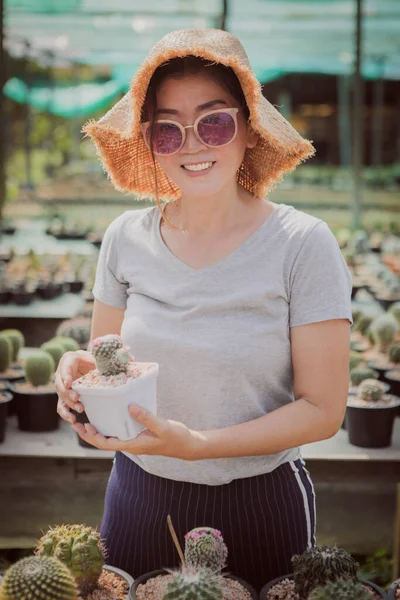 Kobieta Toothy Uśmiecha Się Szczęściem Trzymając Garnek Mammillaria Kaktusy Ręku — Zdjęcie stockowe