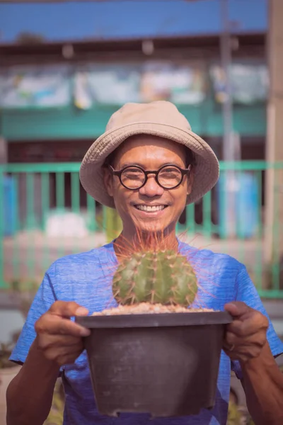 Asiático Hombre Criando Melocactus Olla Toothy Sonriendo Con Felicidad —  Fotos de Stock