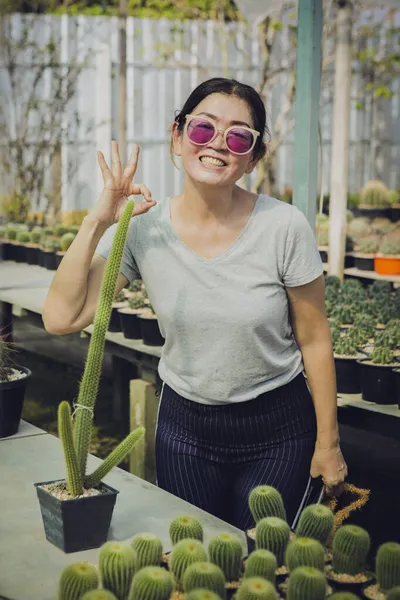 Szczęśliwa Kobieta Stojąca Kaktusowym Zielonym Domu — Zdjęcie stockowe
