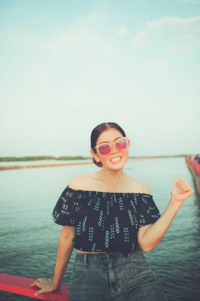 Asiatico Donna Piedi All Aperto Con Felicità Faccia — Foto Stock