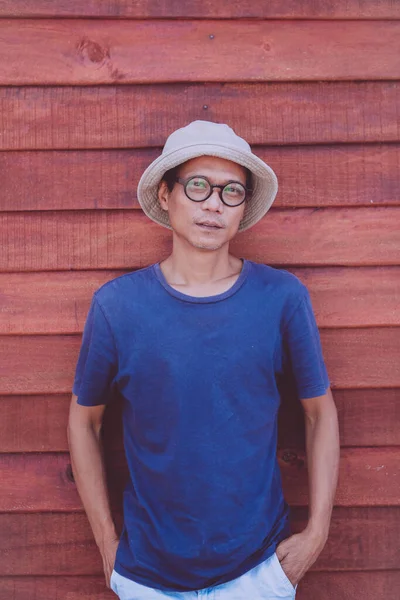 Asiatin Steht Mit Großem Selbstbewusstsein Gegen Holzwand — Stockfoto