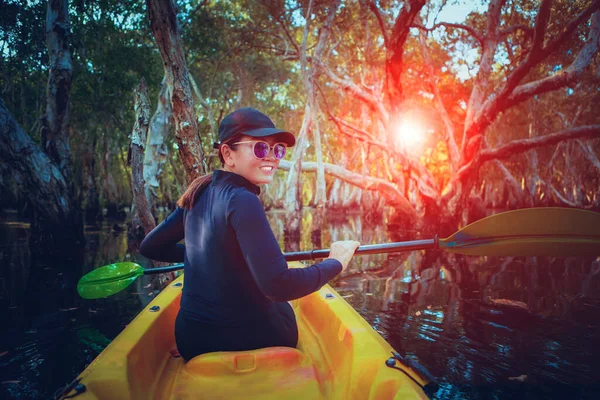 大きなマングローブ林の生息地でシーカヤックを航海する女性 — ストック写真