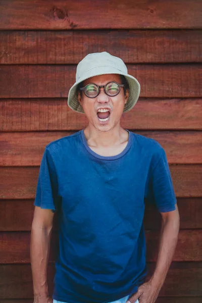 Asiatischer Mann Mit Klamotten Hut Spielt Wow Mit Lustigem Gesicht — Stockfoto