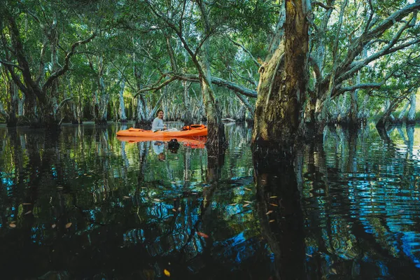 Mangrove Orman Kanalı Nda Deniz Kanosu Süren Bir Kadın — Stok fotoğraf