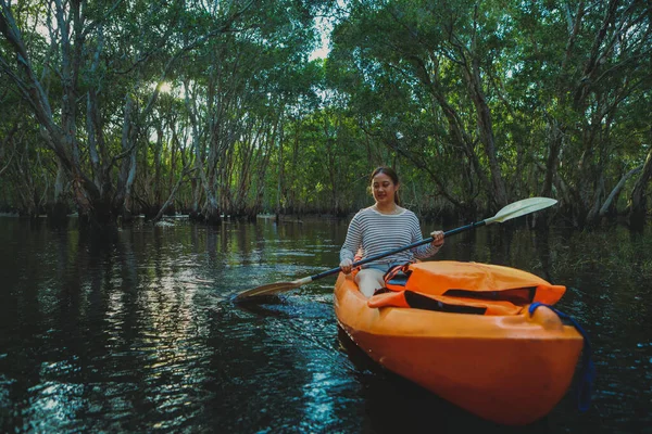 Mangrove Orman Kanalı Nda Deniz Kanosu Süren Bir Kadın — Stok fotoğraf