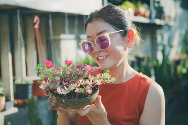 Belle Femme Élevant Pot Fleur Fleurs Avec Visage Bonheur — Photo