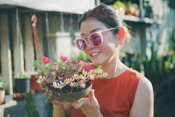 Bella Donna Che Solleva Pentola Fiore Fiorito Con Faccia Felicità — Foto Stock