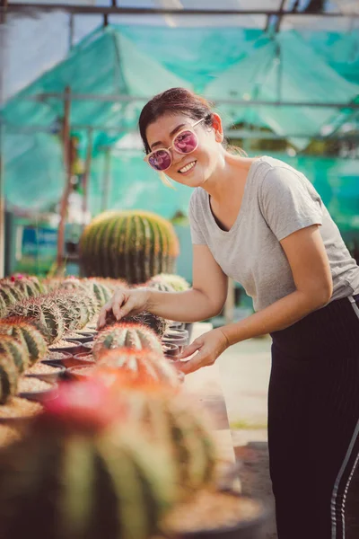 Piękna Kobieta Dbająca Kaktusa Soczystym Zielonym Domu — Zdjęcie stockowe