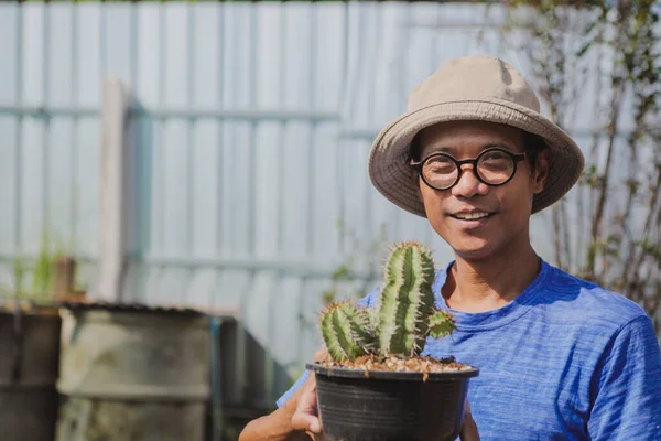 Azjatycki Człowiek Trzymając Garnek Euphorbia Roślin Szczęście — Zdjęcie stockowe