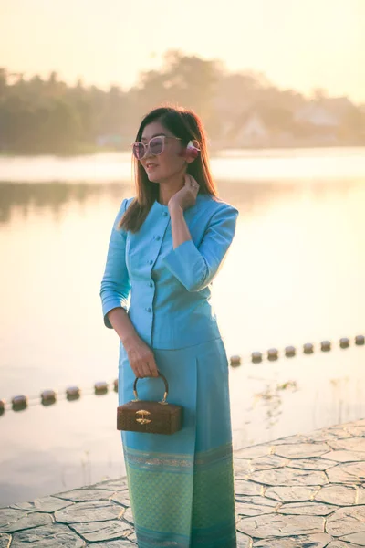 Hermosa Mujer Asiática Usando Tailandesa Tradición Ropa Pie Aire Libre — Foto de Stock